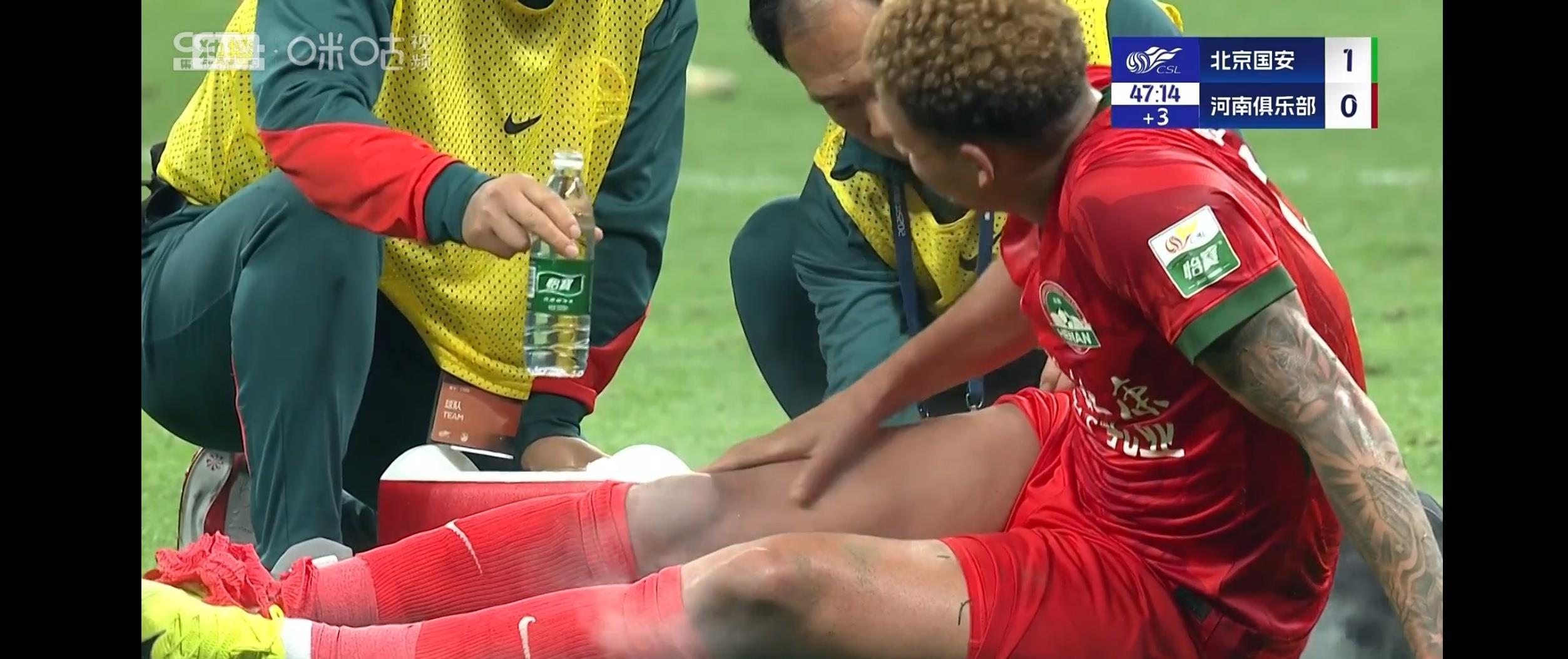 比赛中球员不慎受伤，情况不容乐观