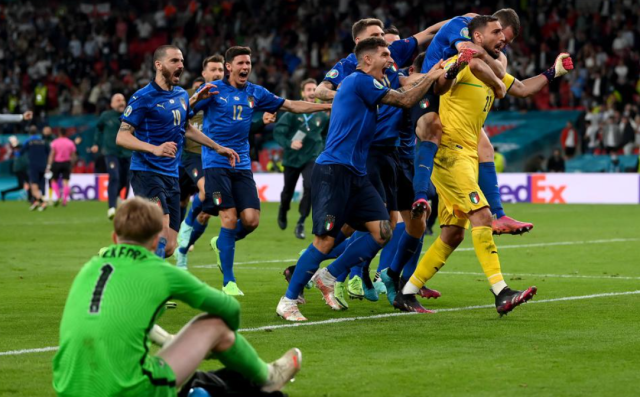 意大利力压英格兰，成功捧起欧洲杯冠军！