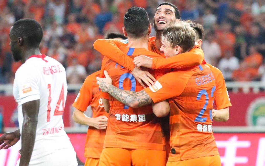 强队对决赛场上掀起风暴，球员斗志昂扬