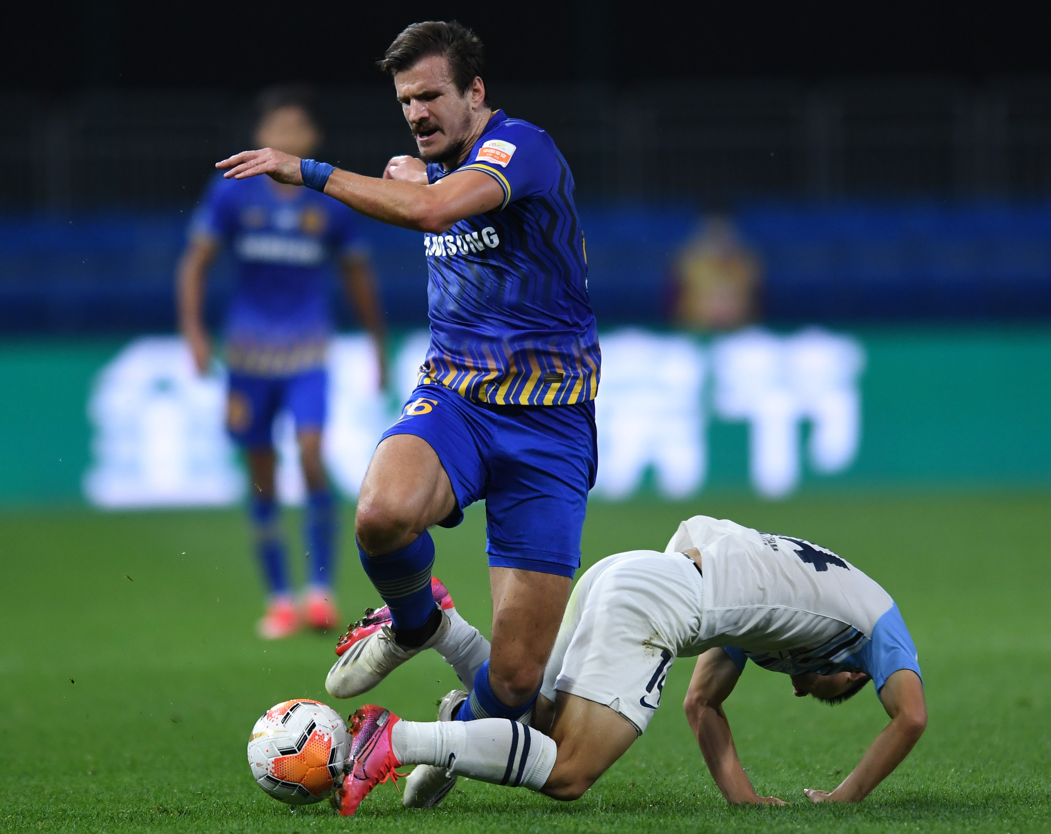 江苏苏宁客场大捷，广州富力惨败的简单介绍