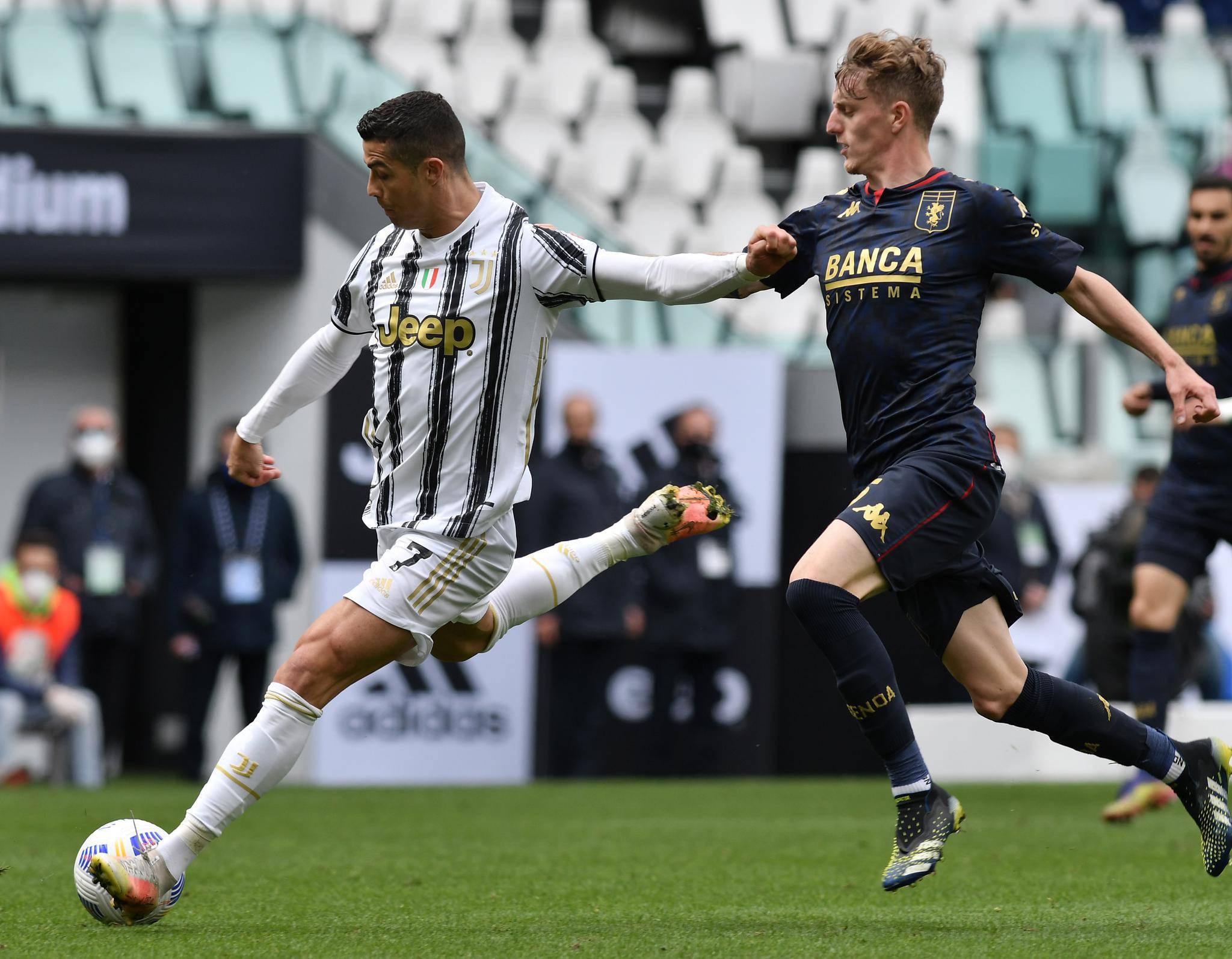 尤文图斯主场逆转克罗托内,继续领跑意甲积分榜 尤文图斯主场逆转克罗托内,继续领跑意甲积分榜