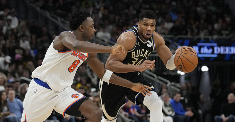 尼克斯惨败雄鹿,遭遇三连败 尼克斯惨败雄鹿,遭遇三连败