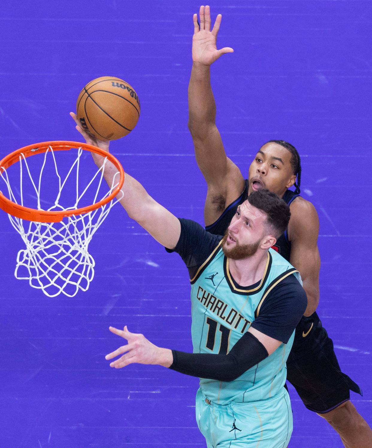 猛龙大胜黄蜂，范弗利特17分10篮板